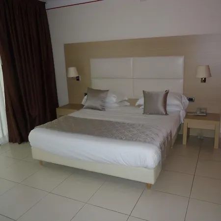 Mediterraneo Palace 아망테